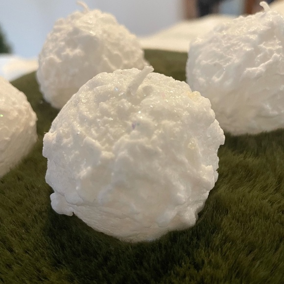 LOT OF 4 SMALL WINTER SNOWBALL SHAPED CANDLES NEW - Picture 1 of 9
